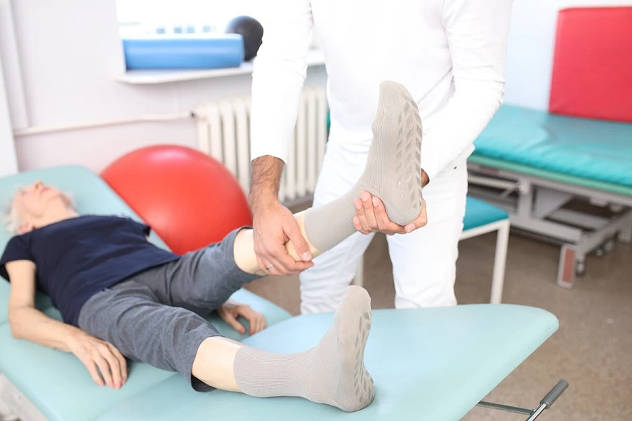 Szare bawełniane antypoślizgowe skarpetki bezuciskowe dla osób starszych od Rainbow Socks.