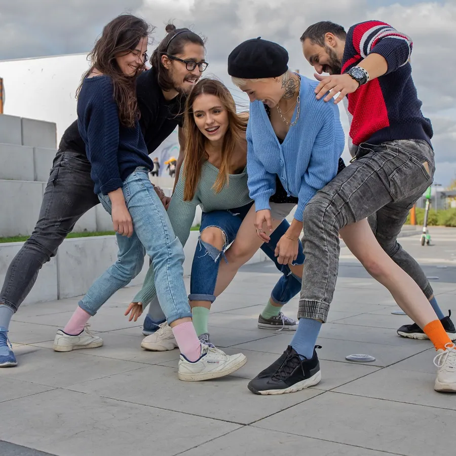 Grupa przyjaciół w kolorowych skarpetkach bambusowych od Rainbow Socks