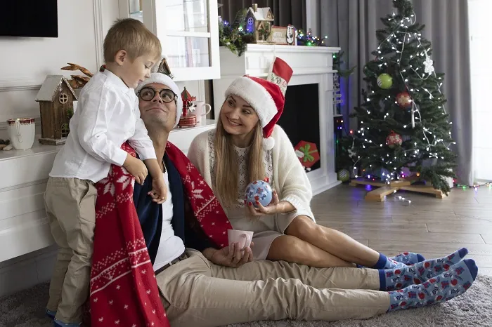 Rodzina w świątecznych skarpetkach w bombce od Rainbow Socks