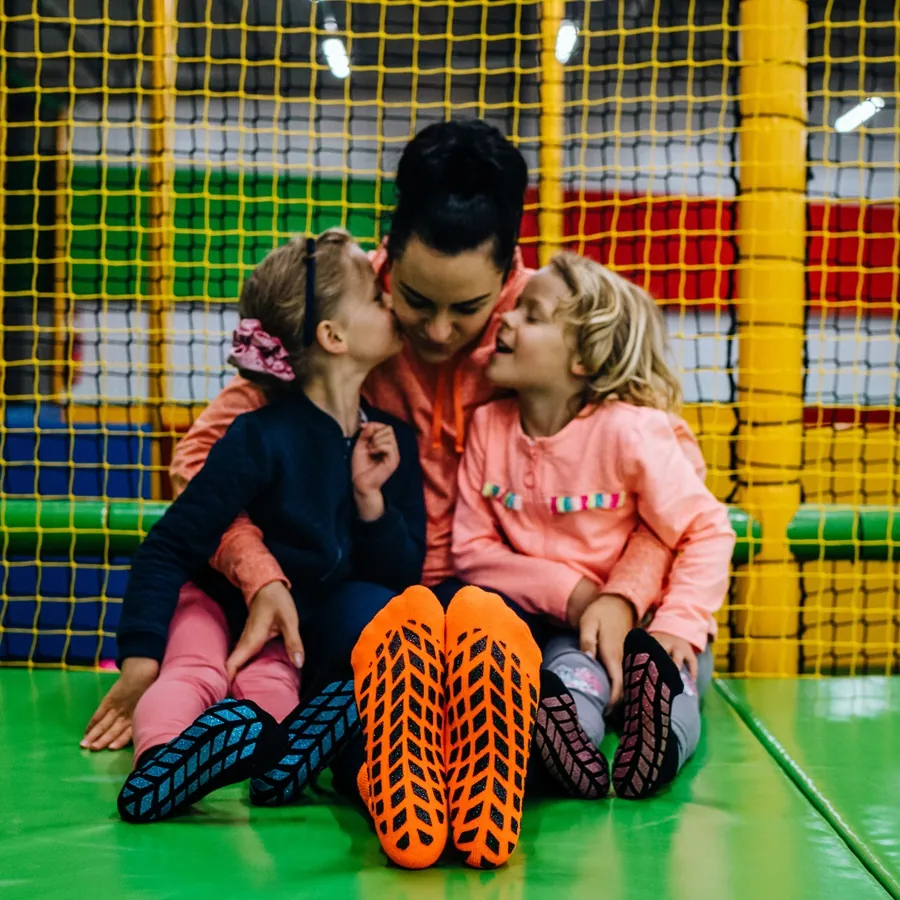 Kobieta z córkami w skarpetkach antypoślizgowych z brokatowymi spodami ABS od Rainbow Socks